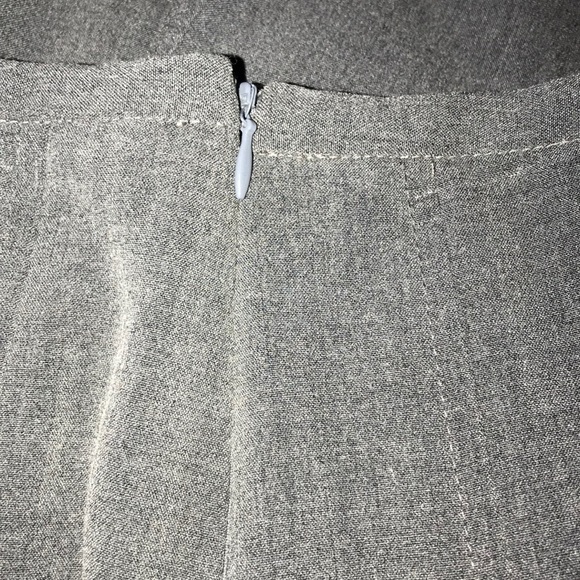 Grey pleated skirt - Picture 3 of 3